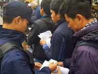 [ẢNH] Nhiều CĐV hớn hở nhận vé xem chung kết lượt về AFF Cup 2018