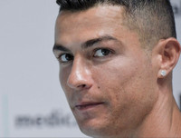 [ẢNH] Biển người háo hức chờ Ronaldo kiểm tra y tế ở Juventus