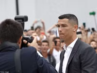 [ẢNH] Biển người háo hức chờ Ronaldo kiểm tra y tế ở Juventus