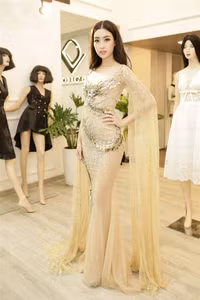 Hoa hậu Mỹ Linh biến hóa với 