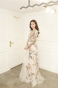 Hoa hậu Mỹ Linh biến hóa với 