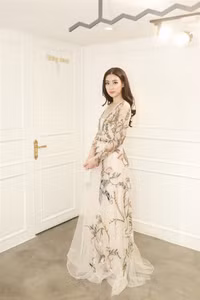 Hoa hậu Mỹ Linh biến hóa với 