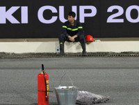 Cổ động viên tiếp lửa trên sân Mỹ Đình trong cuộc đấu với Malaysia