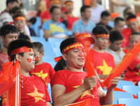 Cổ động viên tiếp lửa trên sân Mỹ Đình trong cuộc đấu với Malaysia