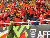 Cổ động viên tiếp lửa trên sân Mỹ Đình trong cuộc đấu với Malaysia