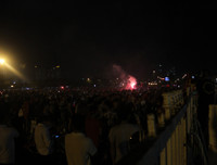 Cổ động viên tiếp lửa trên sân Mỹ Đình trong cuộc đấu với Malaysia