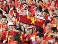 Cổ động viên tiếp lửa trên sân Mỹ Đình trong cuộc đấu với Malaysia