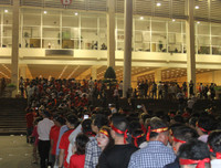 Cổ động viên tiếp lửa trên sân Mỹ Đình trong cuộc đấu với Malaysia