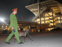 Cổ động viên tiếp lửa trên sân Mỹ Đình trong cuộc đấu với Malaysia