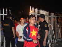 Cổ động viên tiếp lửa trên sân Mỹ Đình trong cuộc đấu với Malaysia