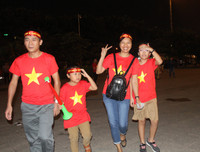 Cổ động viên tiếp lửa trên sân Mỹ Đình trong cuộc đấu với Malaysia