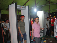 Cổ động viên tiếp lửa trên sân Mỹ Đình trong cuộc đấu với Malaysia