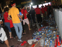 Cổ động viên tiếp lửa trên sân Mỹ Đình trong cuộc đấu với Malaysia