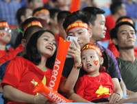 Cổ động viên tiếp lửa trên sân Mỹ Đình trong cuộc đấu với Malaysia