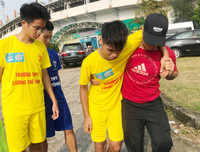 [ẢNH] Khoảnh khắc đẹp của tình bạn tại giải bóng đá học sinh Hà Nội