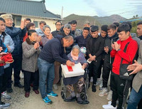 [ẢNH] HLV Park Hang-seo được chào đón như người hùng khi về thăm quê