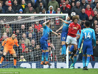 [ẢNH] Có gì bên trong hộp quà Sir Alex Ferguson tặng HLV Wenger?