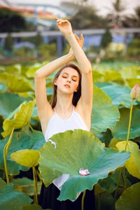 [Ảnh] Dân mạng mê mẩn với bộ ảnh của cô gái Tây chụp bên đầm sen