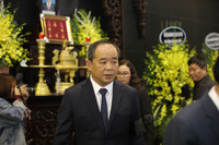 [ẢNH] Nghệ sỹ Việt thương tiếc đưa tiễn NSND Anh Tú về nơi yên giấc ngàn thu