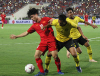 [ẢNH] Bị đối thủ chơi bạo lực, Công Phượng vẫn biết cách 