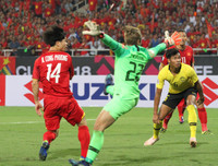 [ẢNH] Bị đối thủ chơi bạo lực, Công Phượng vẫn biết cách 