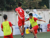 [ẢNH] Dẫn bàn ngay phút đầu, THPT Yên Hòa thắng hú vía sau loạt luân lưu