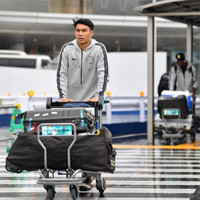 [ẢNH] Xuân Trường lặng lẽ dưới mưa ở Tokyo, chuẩn bị đá Champions League