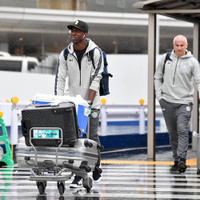 [ẢNH] Xuân Trường lặng lẽ dưới mưa ở Tokyo, chuẩn bị đá Champions League