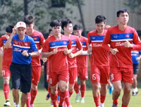 Thầy trò Hữu Thắng cười tươi rói khi ký tặng lên vai các fan nữ