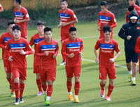 Thầy trò Hữu Thắng cười tươi rói khi ký tặng lên vai các fan nữ
