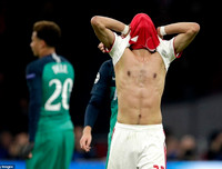 [ẢNH] Dàn sao trẻ Ajax gục xuống sân như ngả rạ sau khi bị loại nghiệt ngã