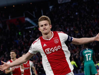 [ẢNH] Dàn sao trẻ Ajax gục xuống sân như ngả rạ sau khi bị loại nghiệt ngã