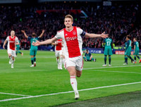 [ẢNH] Dàn sao trẻ Ajax gục xuống sân như ngả rạ sau khi bị loại nghiệt ngã