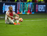 [ẢNH] Dàn sao trẻ Ajax gục xuống sân như ngả rạ sau khi bị loại nghiệt ngã