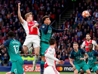 [ẢNH] Dàn sao trẻ Ajax gục xuống sân như ngả rạ sau khi bị loại nghiệt ngã