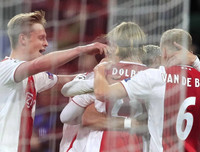 [ẢNH] Dàn sao trẻ Ajax gục xuống sân như ngả rạ sau khi bị loại nghiệt ngã