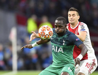 [ẢNH] Dàn sao trẻ Ajax gục xuống sân như ngả rạ sau khi bị loại nghiệt ngã