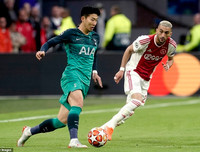 [ẢNH] Dàn sao trẻ Ajax gục xuống sân như ngả rạ sau khi bị loại nghiệt ngã