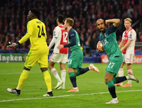 [ẢNH] Dàn sao trẻ Ajax gục xuống sân như ngả rạ sau khi bị loại nghiệt ngã