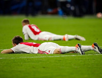 [ẢNH] Dàn sao trẻ Ajax gục xuống sân như ngả rạ sau khi bị loại nghiệt ngã