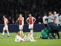 [ẢNH] Dàn sao trẻ Ajax gục xuống sân như ngả rạ sau khi bị loại nghiệt ngã