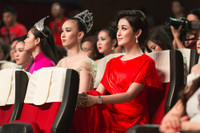 Huyền My dạy catwalk cho thí sinh 