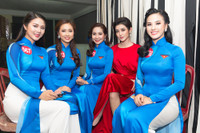 Huyền My dạy catwalk cho thí sinh 