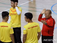 [ẢNH] Thầy Park gây sốt khi tháo kính, đánh đầu thị phạm cho học trò