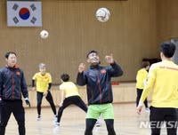 [ẢNH] Thầy Park gây sốt khi tháo kính, đánh đầu thị phạm cho học trò