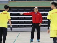 [ẢNH] Thầy Park gây sốt khi tháo kính, đánh đầu thị phạm cho học trò