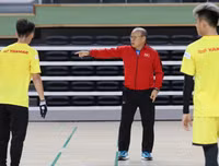 [ẢNH] Thầy Park gây sốt khi tháo kính, đánh đầu thị phạm cho học trò