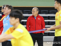 [ẢNH] Thầy Park gây sốt khi tháo kính, đánh đầu thị phạm cho học trò