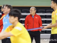 [ẢNH] Thầy Park gây sốt khi tháo kính, đánh đầu thị phạm cho học trò