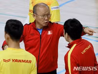 [ẢNH] Thầy Park gây sốt khi tháo kính, đánh đầu thị phạm cho học trò